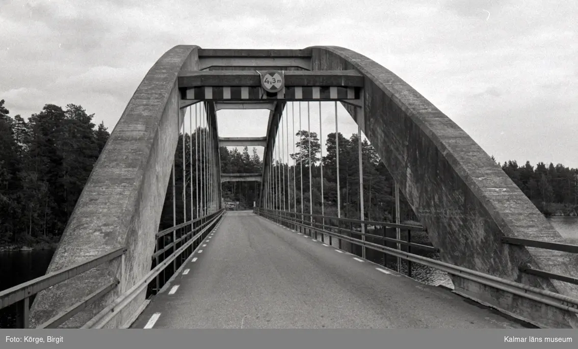 Bro över Långsjön (Anvedebo bro) väster om Ankarsrum i Västerviks kommun. Foto, från väster.