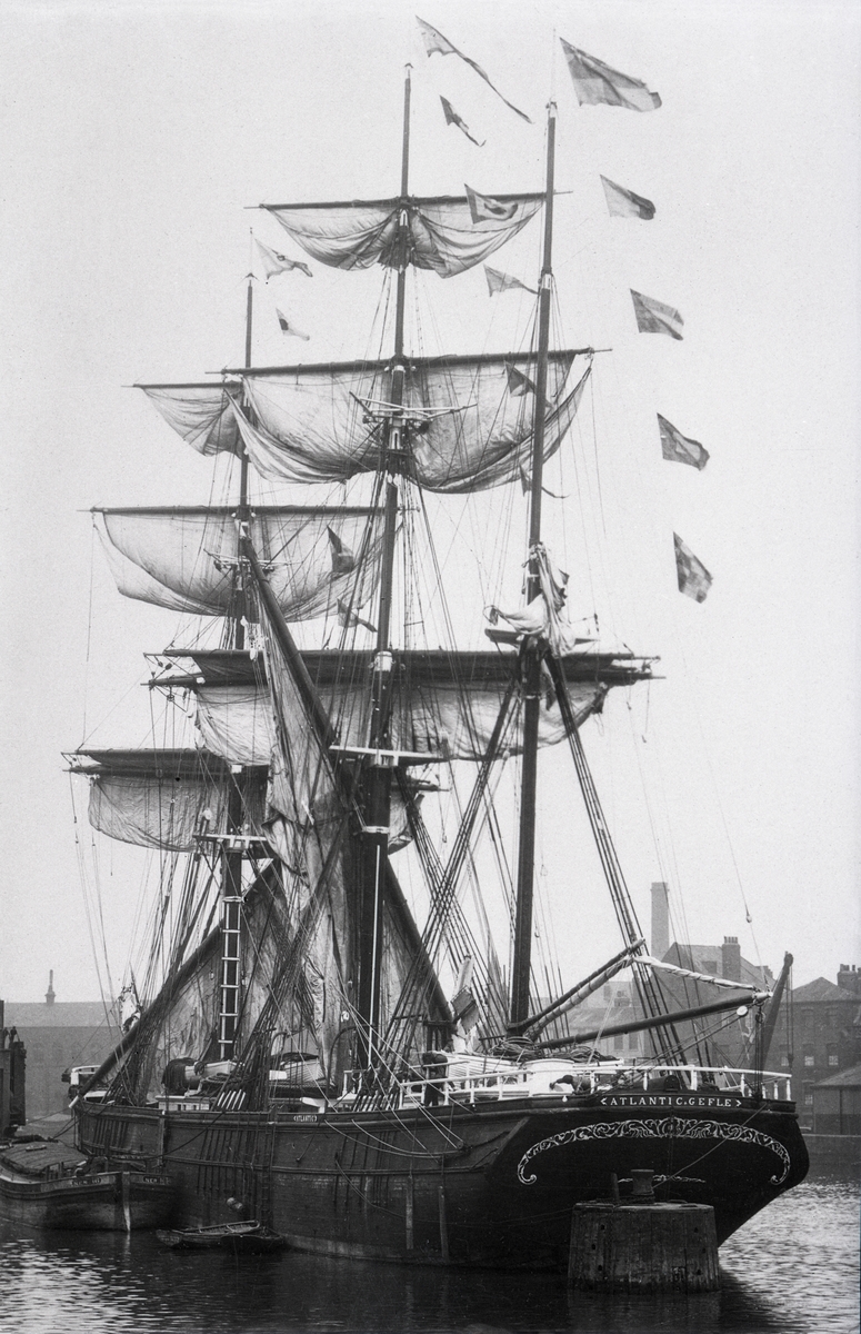 Ett fotografiskt fartygsporträtt av barkskeppet Atlantic (hemmahörande i Gävle), fotograferad någon gång efter 1876.
