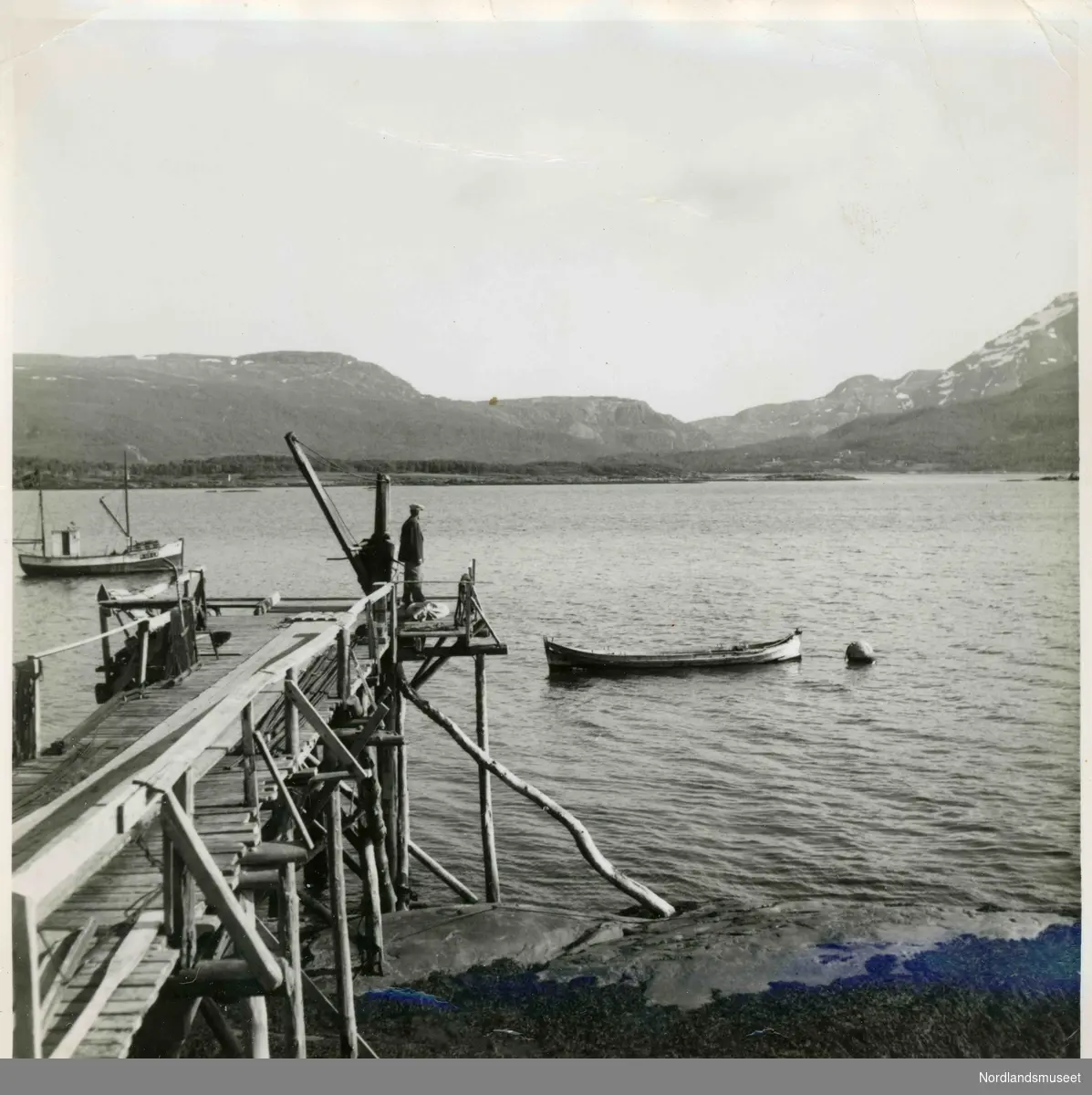 Den gamle dampskipskaia på Myklebostad (Leinesfjord), før ny kai ble åpnet i 1949. Skøyta til venstre tilhørte Peder og Alfred Normann. Til høyre ligger ekspedisjonsbåten, en åttring som ble bestyrt av William Hansen og Ole Eidissen.