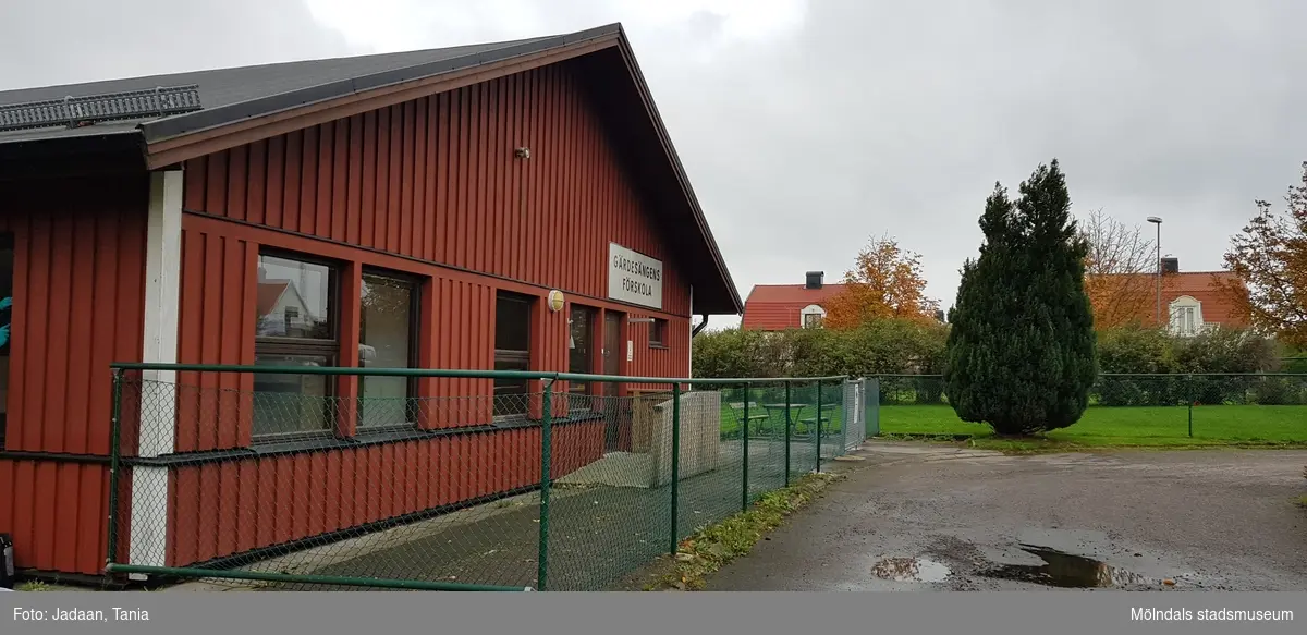 Gärdesängens förskola med adress Måldomargatan 1 i Åbyområdet, Mölndal. Fastighetsbeteckning är Kallblodet 1. Fotografiet är taget den 9/10 2018. Byggnadsdokumentation inför rivning.