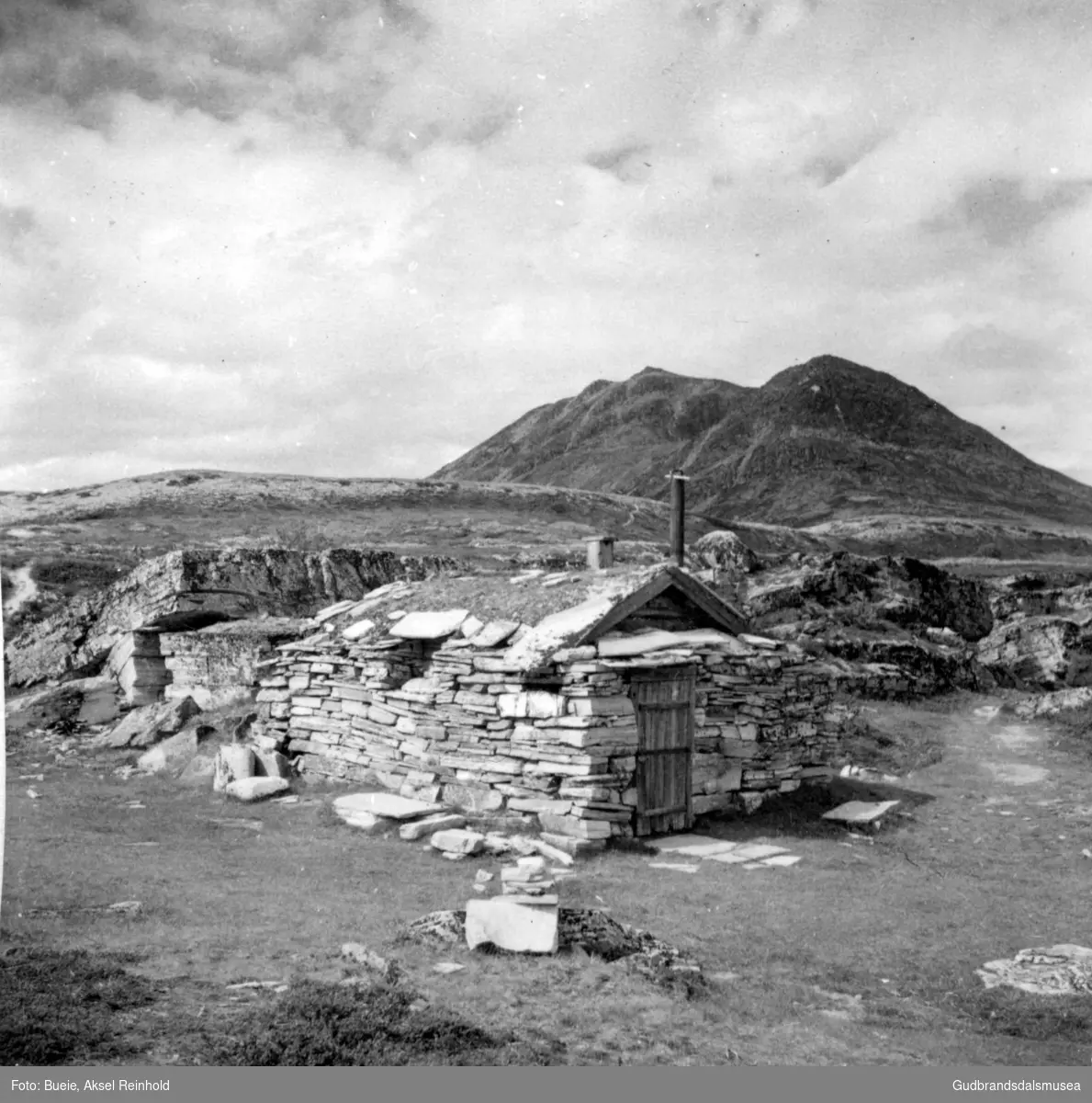 Uløyhytta i Rondane sommaren 1957. I bakgrunnen Peer-Gynt hytta.