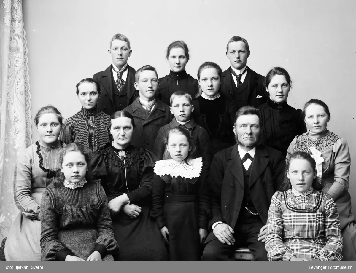 Gruppebilde av familien Vestrum, Skogn, Levanger