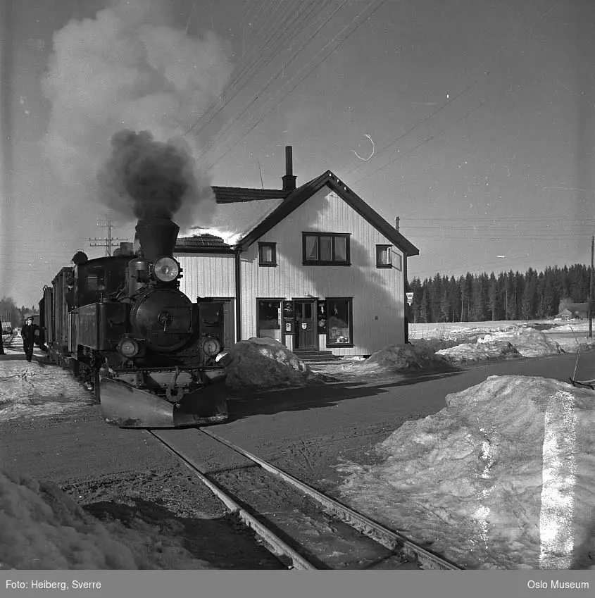 Aurskog-Hølandbanen («Tertitten»), damplokomotiv, plog, planovergang, vei, bolighus, snøfonner