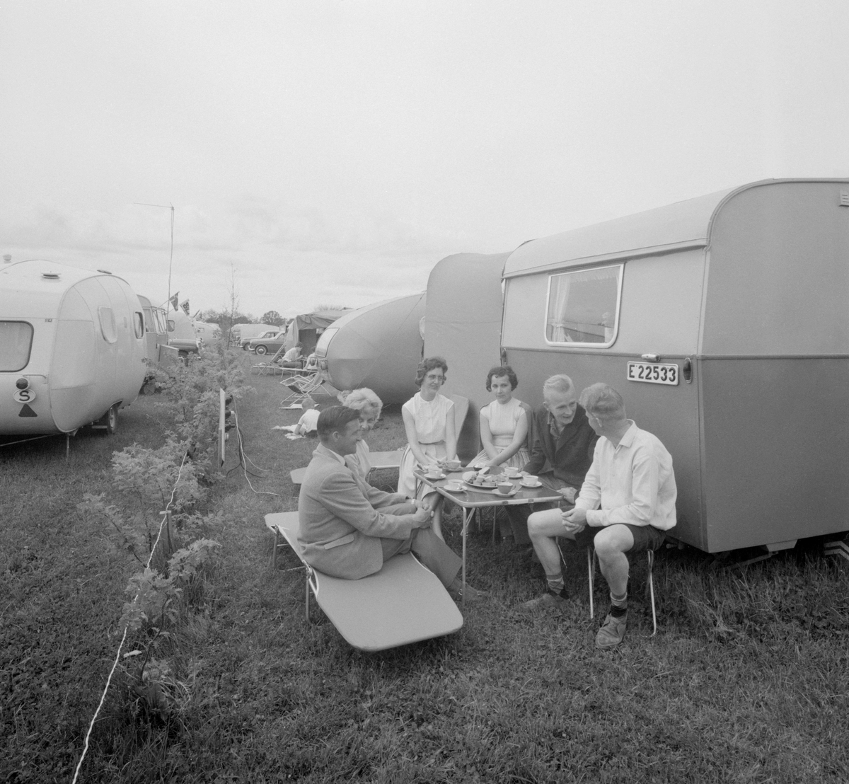 Vadstena camping ett veckoslut i maj månad 1962. Just denna helg samlades husvagns-entusiaster vid Vätterviken för att bilda en östgötasektion inom den nationella intresseföreningen Caravan Club med syftet att främja friluftsliv med fritidsfordon.