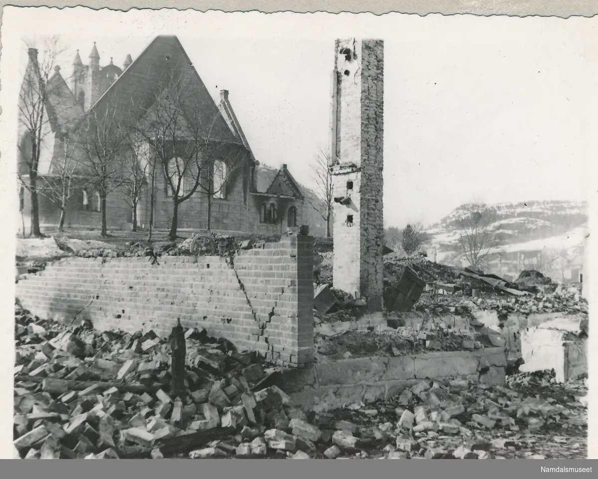 Bombingen av Namsos. Kirken i bakgrunnen