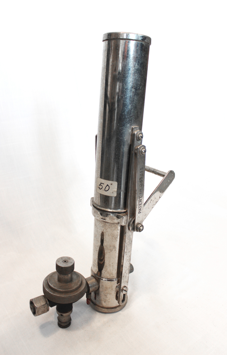 Seltersapparat. Apparatet er av merket Sodax, patentnummer 233743.

Atlungstad prøvde seg på seltersproduksjon på 1890-tallet. 

Fra samlingen etter Ole Gjestvang. 