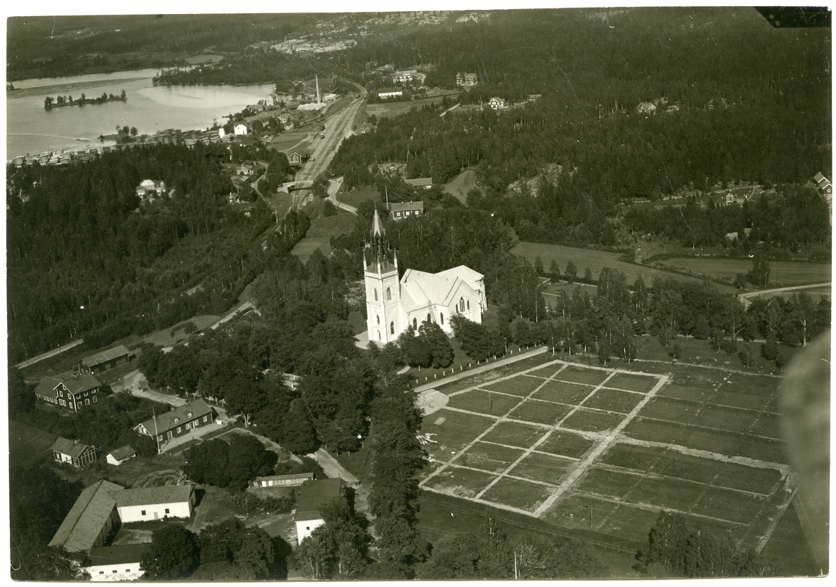 Skinnskatteberg sn, Skinnskattebergs kn.
Flygfoto över Skinnskattebergs kyrka, 1922.
