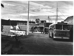 Ved Femund. Buss til "Sønderviken" fra Røros og "Fæmund II" 