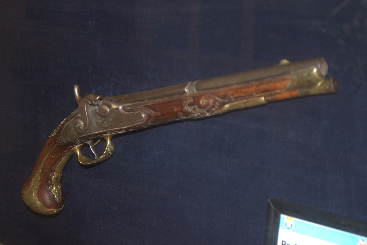 Opprinnelig flintlåspistol laget av Felix Maier, Wien mellom 1702 og 1739. Omdannet til perkusjonspistol en gang i perioden 1830-1850. Merket No 1, sannsynligvis den ene av et  par.