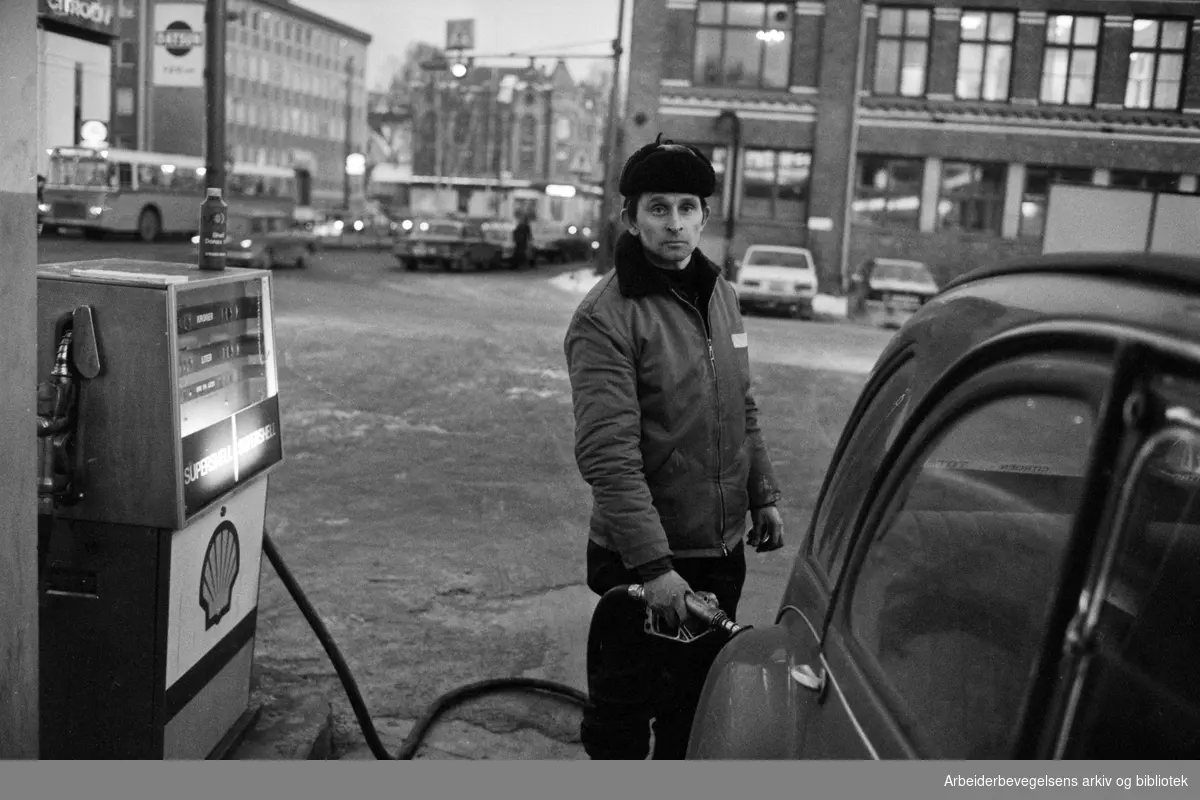 Halvor Blindern, innehaver av Shell-stasjonen på Skøyen i Oslo, frykter for eksistensen av betjente bensinstasjoner. Januar 1976.