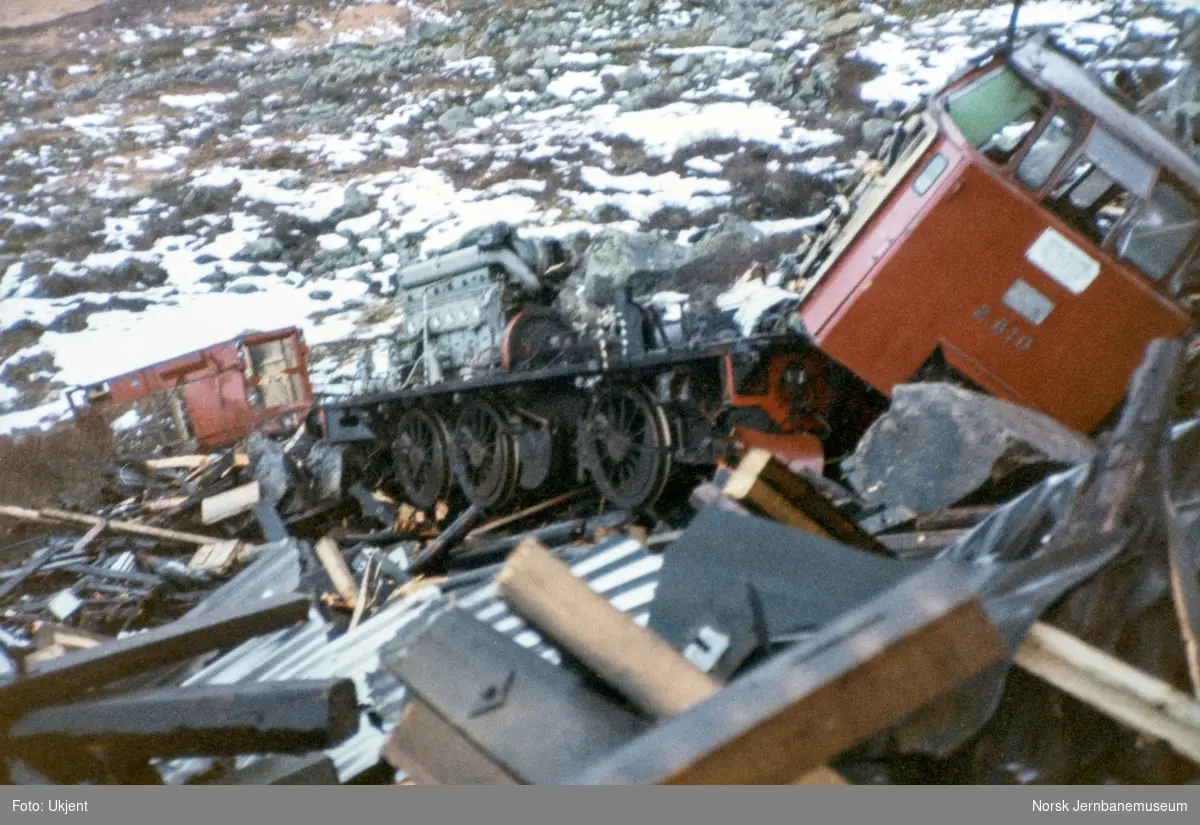 Avsporet diesellokomotiv Di 2 810 i Tjovdalen, vest for Hallingskeid stasjon på Bergensbanen. Lokomotivet fikk store skader. Her er førerhytten løftet av lokomotivet