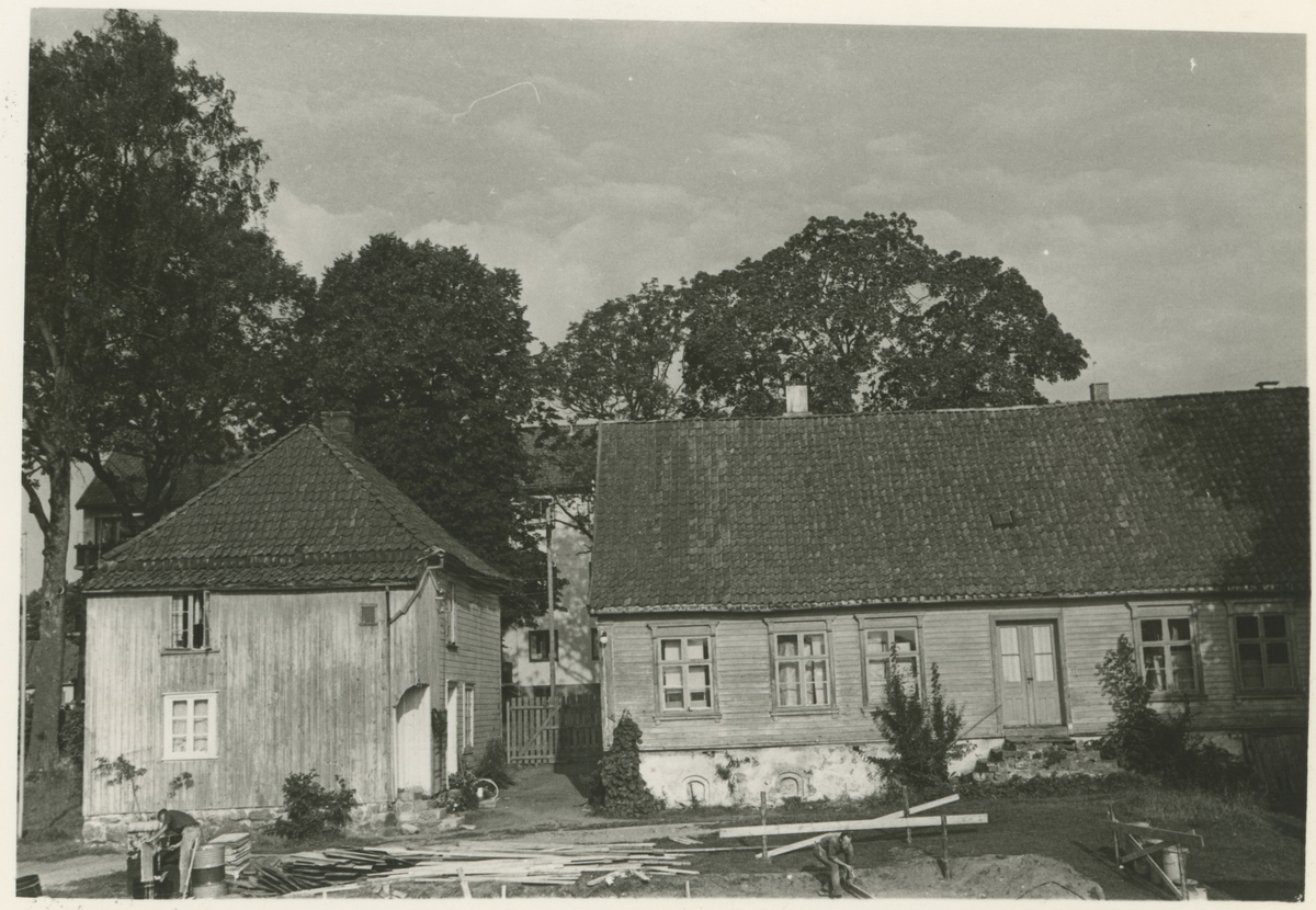 Klommesten gård, to bilder.

Bilde 1:
Mot Ryggeveien.

Bilde 2:
Fra gårdsplassen.