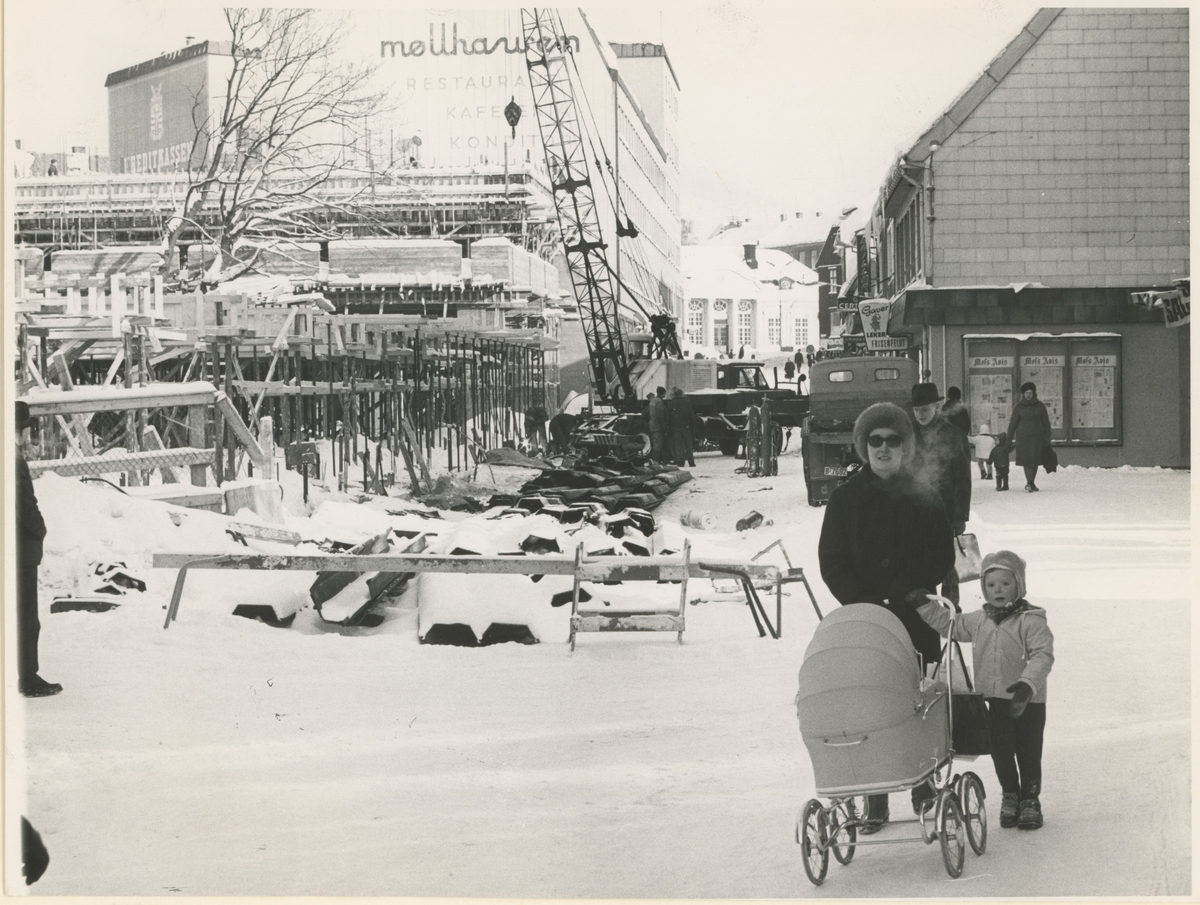 Vinterbilde fra mars 1966. Sentrumsbygget i Dronningens gate under oppføring.