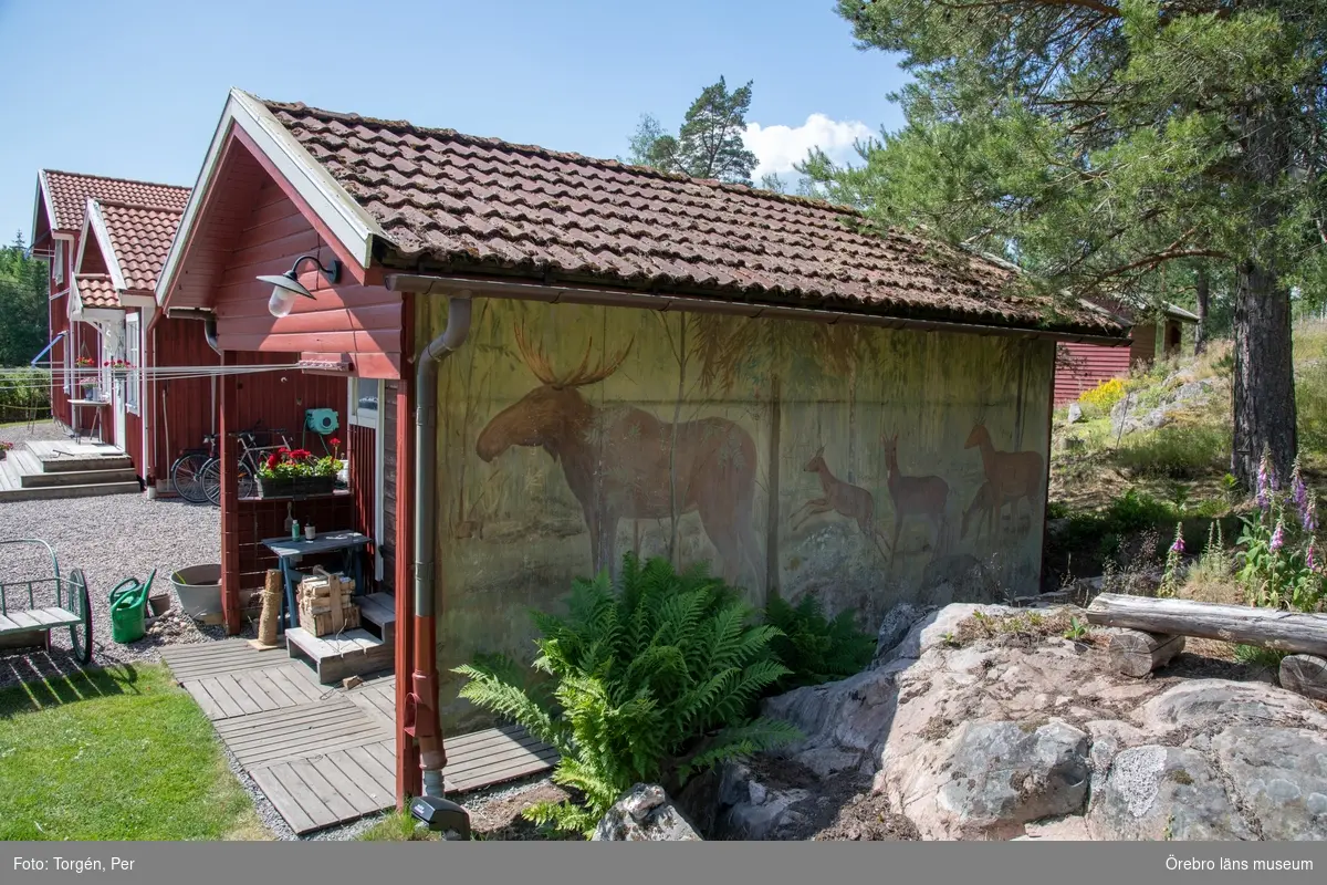 Dokumentation av väggmålningar utförda av konstnär Bror Drake af Hagelsrum. Målningarna har troligtvis sitt ursprung från en sommarstuga i närheten av Skattkärr i Värmland.