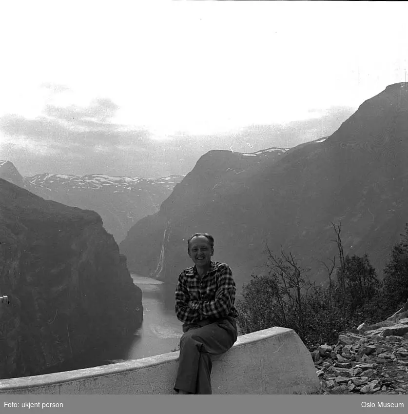 mann, fotograf, sittende på autovern, fjord, fjell