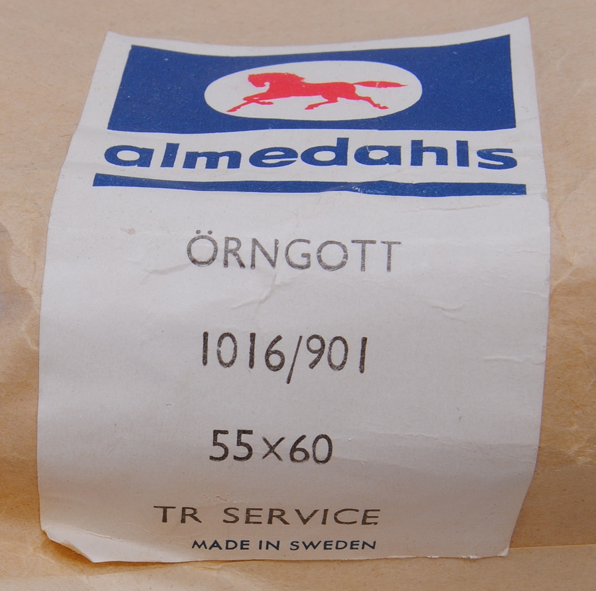 Örngott från TR Service förpackade i papper med etikett från Almedahls.