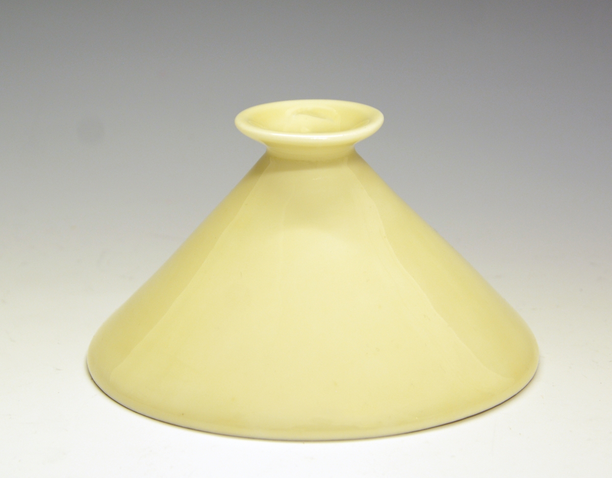 Prot: LIten vase av porselen. Lav kjegleform med utbrettet hals. Elfenbensfarget glasur.