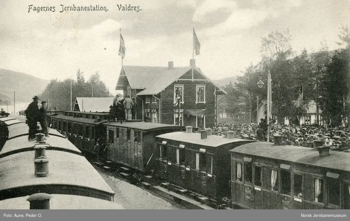 Fagernes stasjon trolig med åpningstoget i forbindelse med åpningen av strekningen Dokka-Fagernes 29.09.1906. Stort oppmøte av dignitærer og bygdefolk på plattformen.