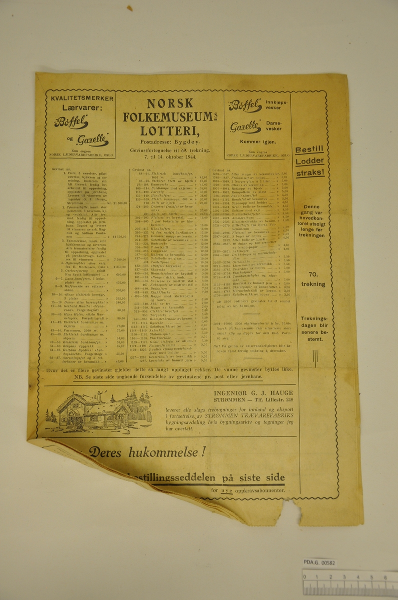 Flygeblad av foldet  papiark med trykket tekst.