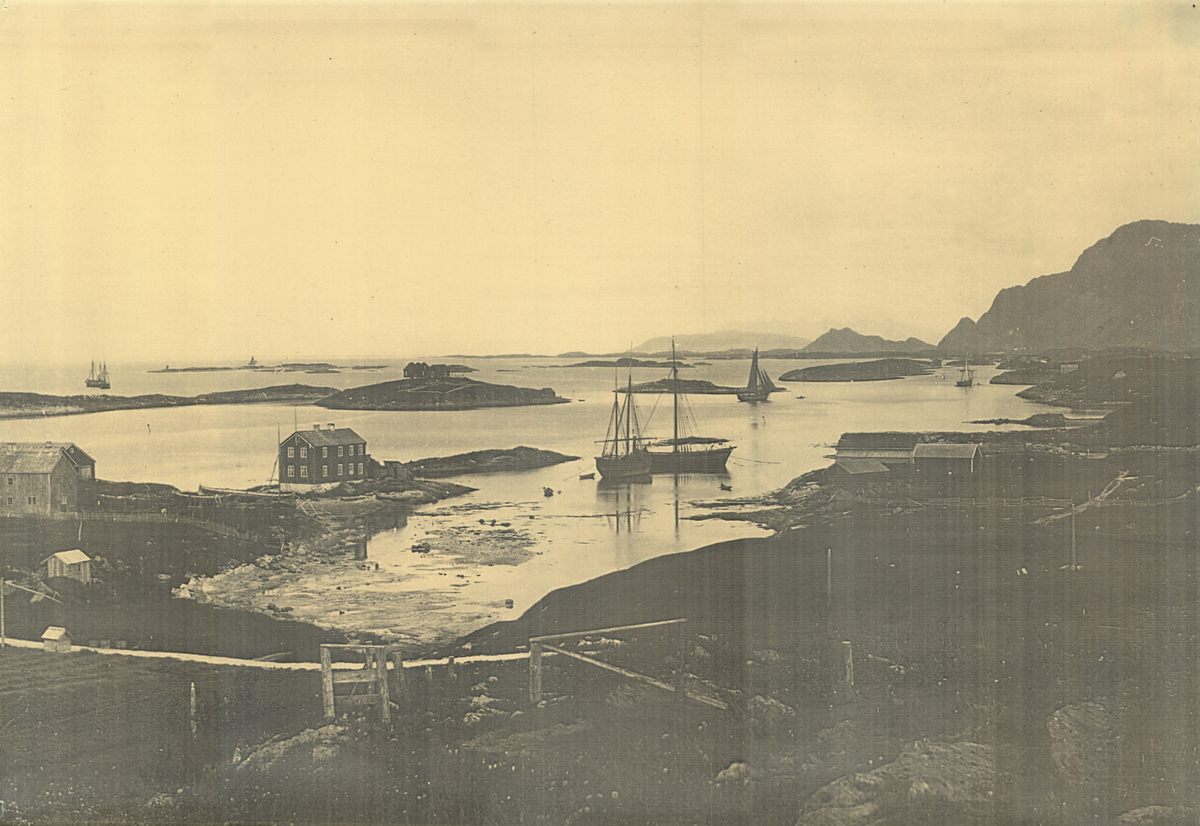 Handelsstedet Brønnøy i 1885. Havn med flere båter på vågen. En vei går i forgrunnen av bildet.