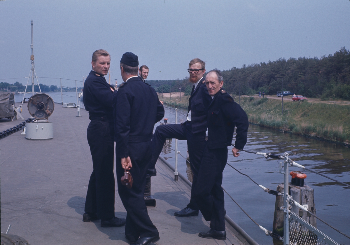 På bilden syns en grupp besättningsmän på förskeppet av jagaren Öland.