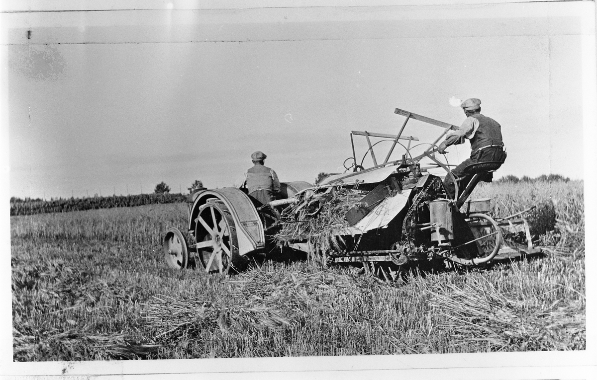 Skuronn med sjølbinder trukket av en Fordson traktor, Seierstad østre på Lena året 1930. Hans Seierstad kjører traktoren, Hjalmar Håkenstad sitter på sjølbinderen.