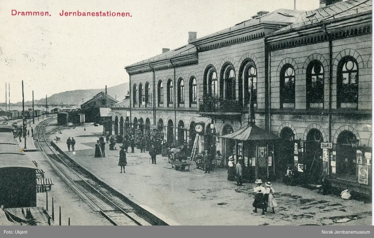 Drammen stasjon. Mange reisende på plattformen