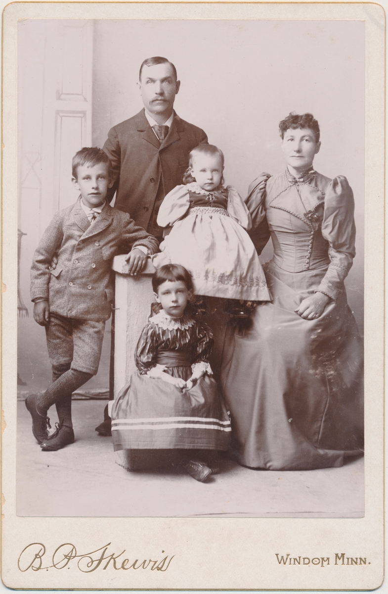 Familiefoto; mor, far , en sønn og to døttre (den ene heter Eivor). Fam. Smedstad
Det finnes flere foto av denne familien i albumet.