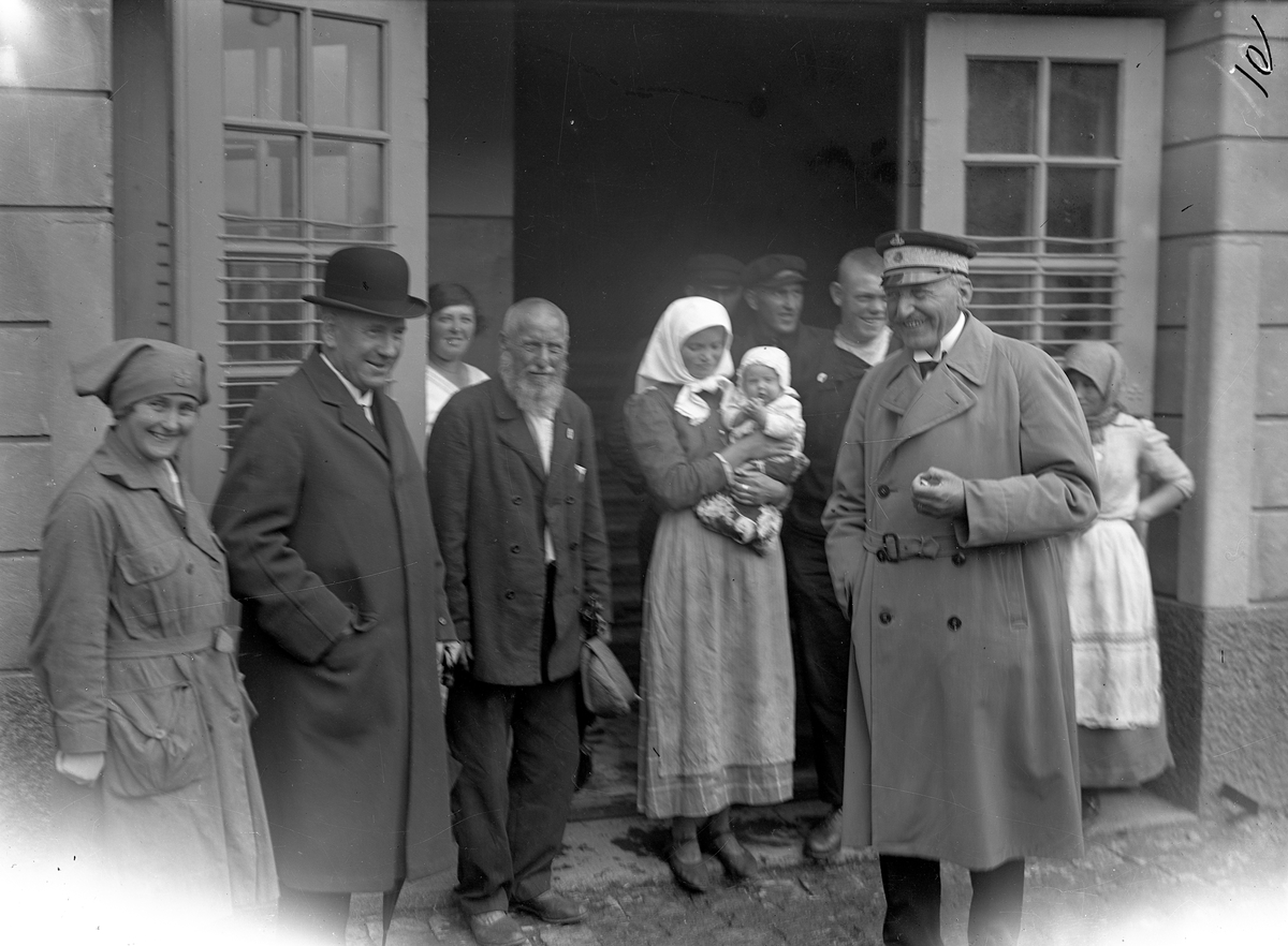 Personer vid kasernen på Ryhov vid svenskbybornas ankomst till Jönköping 1929.