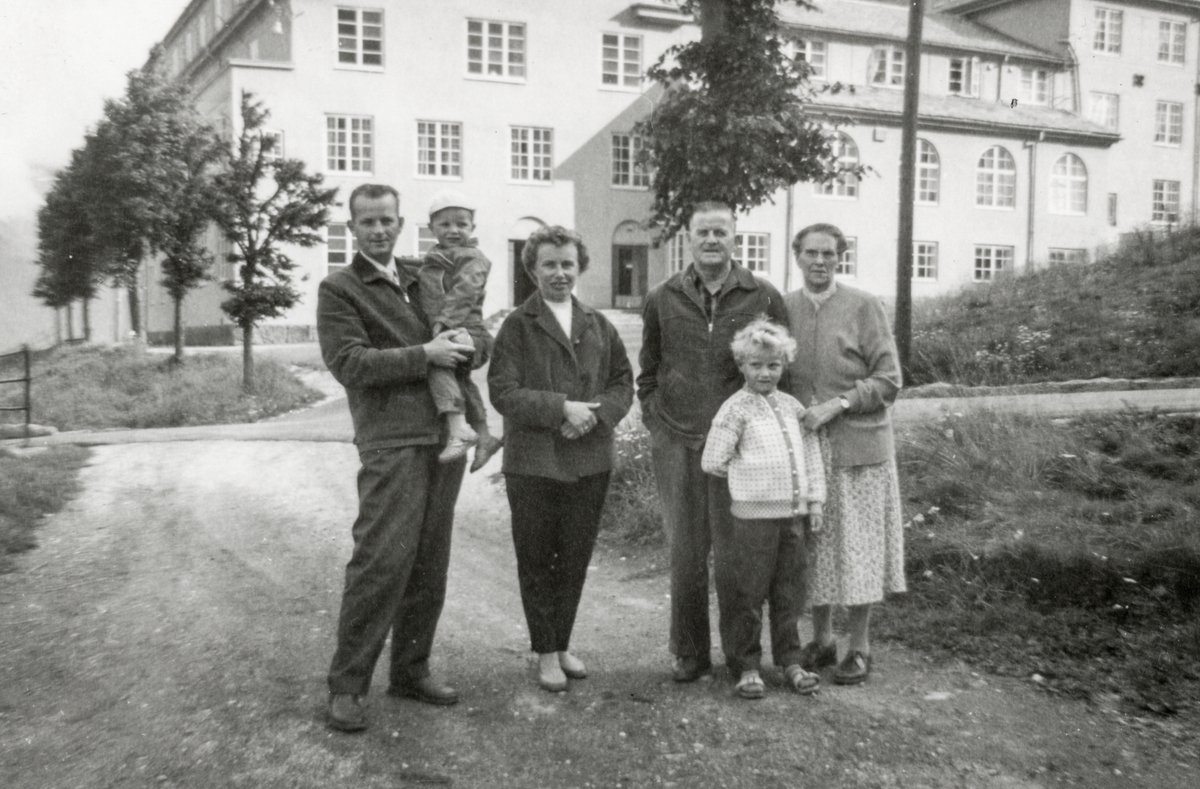 Familien Handeland framfor Storhotellet i Tyssedal,
