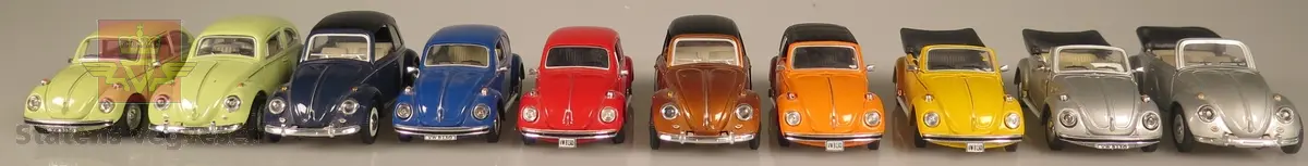 Modellbiler av Volkswagen Beetle, alle bilene er farget med en type farge. Det er to grønne, to gråe, to blåe, en brun, en gul, en rød og en oransje.
