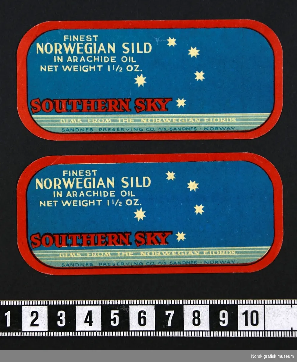 Små etiketter i blått og rødt med bilde av 5 stjerner.

"Finest Norwegian sild in arachide oil"