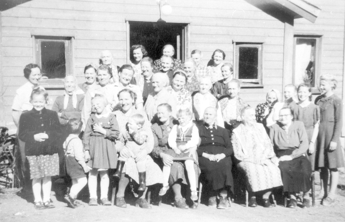 Vik kvinneforening i Hagalund våren 1954.