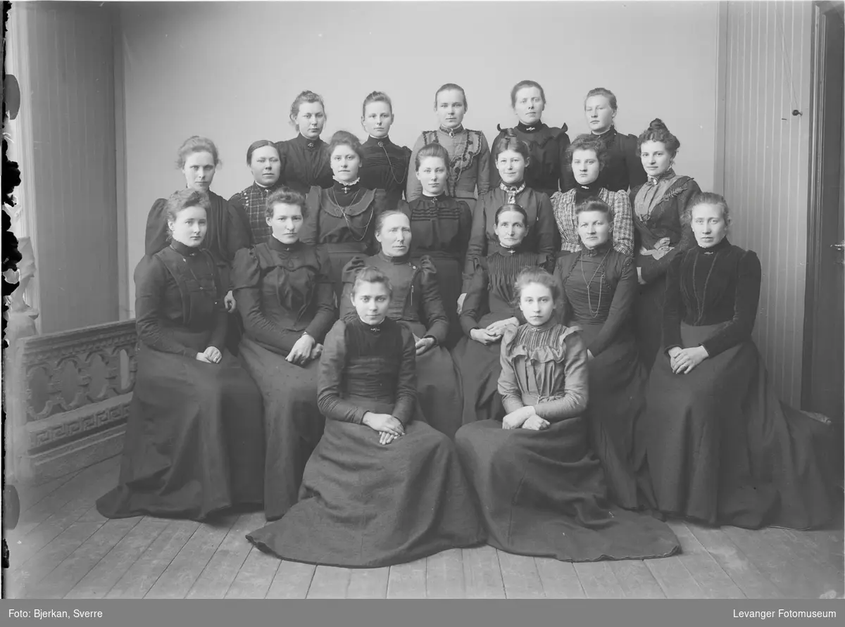 Gruppebilde av Levanger husflidsskole 1901