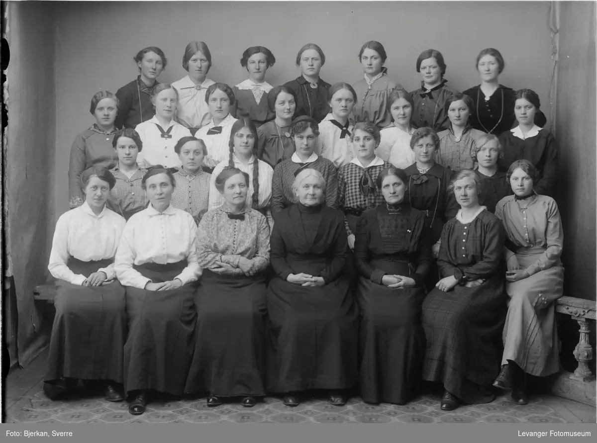 Gruppebilde, Levanger husflidskole 1917