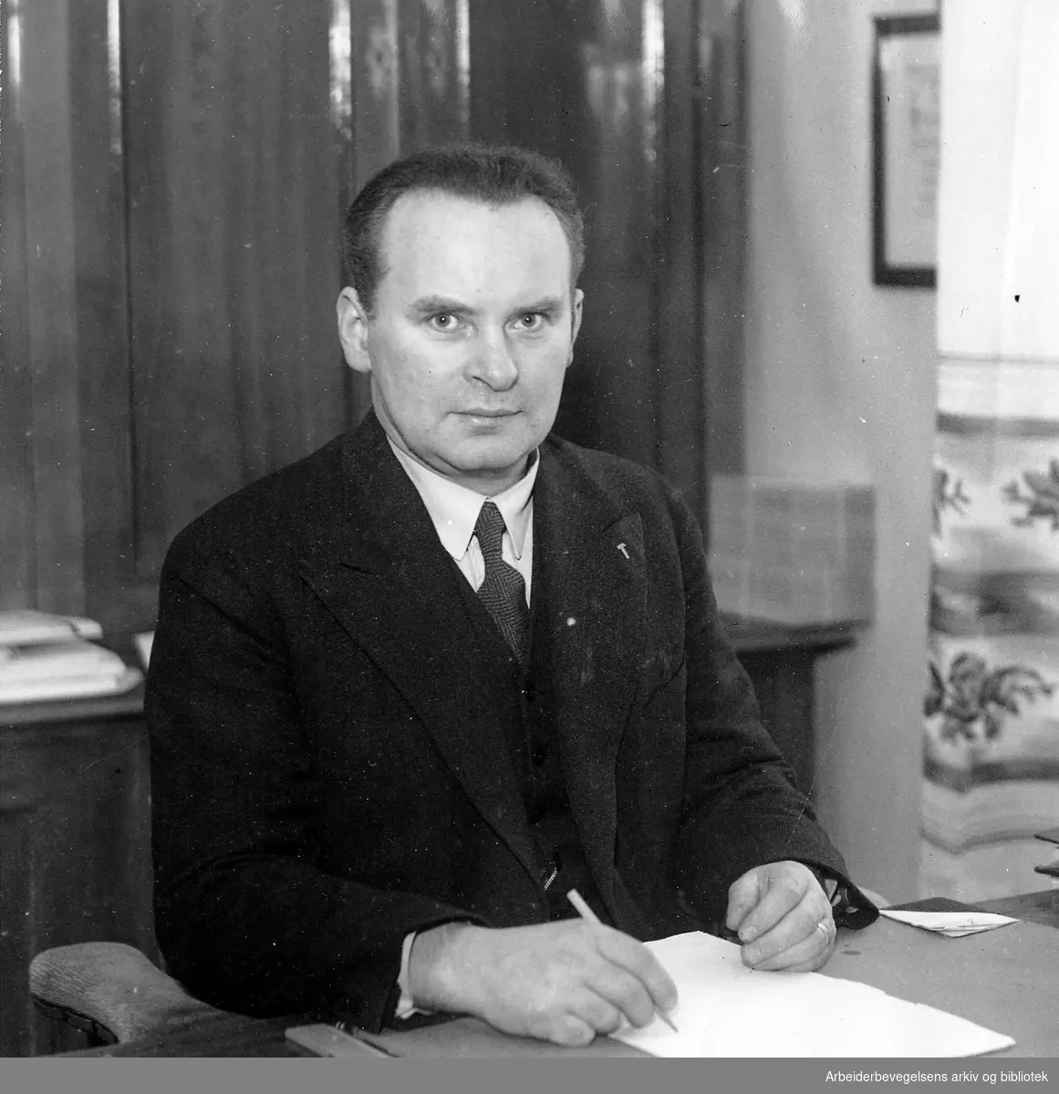 Olav Hindahl (1892 -1963). LO-formann 1934-1939, arbeidsminister og handelsminister 1939-45. Direktør for Arbeidstilsynet 1946-63..