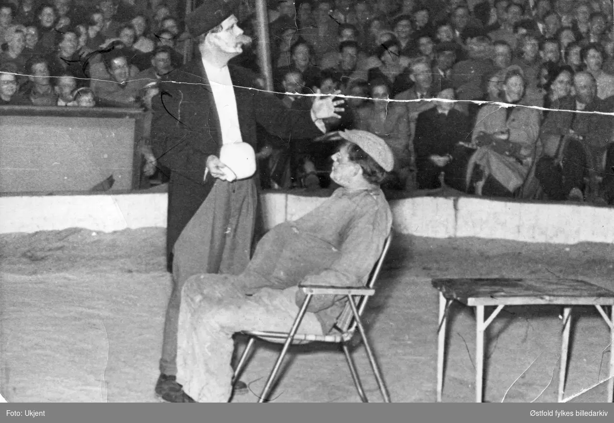 Knut Roen (stående) og Trygve Hartmann Mikalsen er med i sirkusforestilling til Cirkus Arnardo fredag 2. mai 1947. Antakelig i sarpsborg.  Studioteateret i Sarpsborg sin forestilling "Boubouroche", fransk teaterstykke fra 1924.