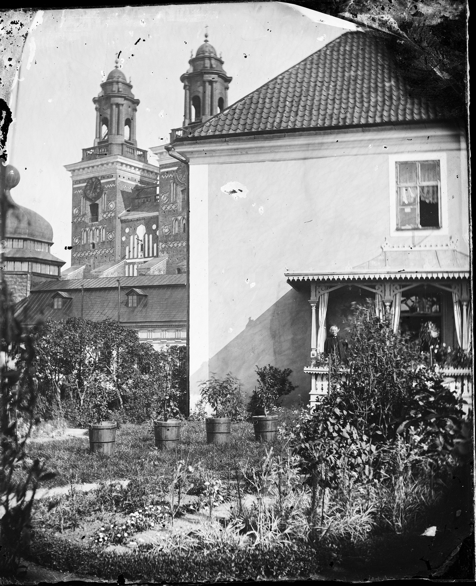 Uppsala domkyrka från Ärkebiskopsgårdens trädgård 1885
