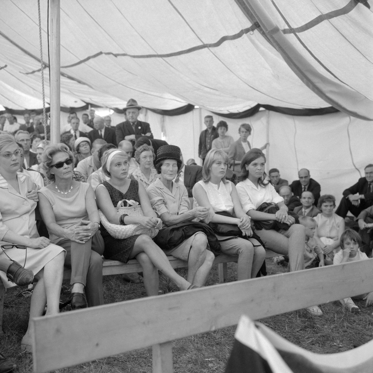 Ögonblick från Skänninge marknad 1964. Den uppmärksamma publiken lyssnar till den karismatiske väckelsepredikanten Målle Lindberg.