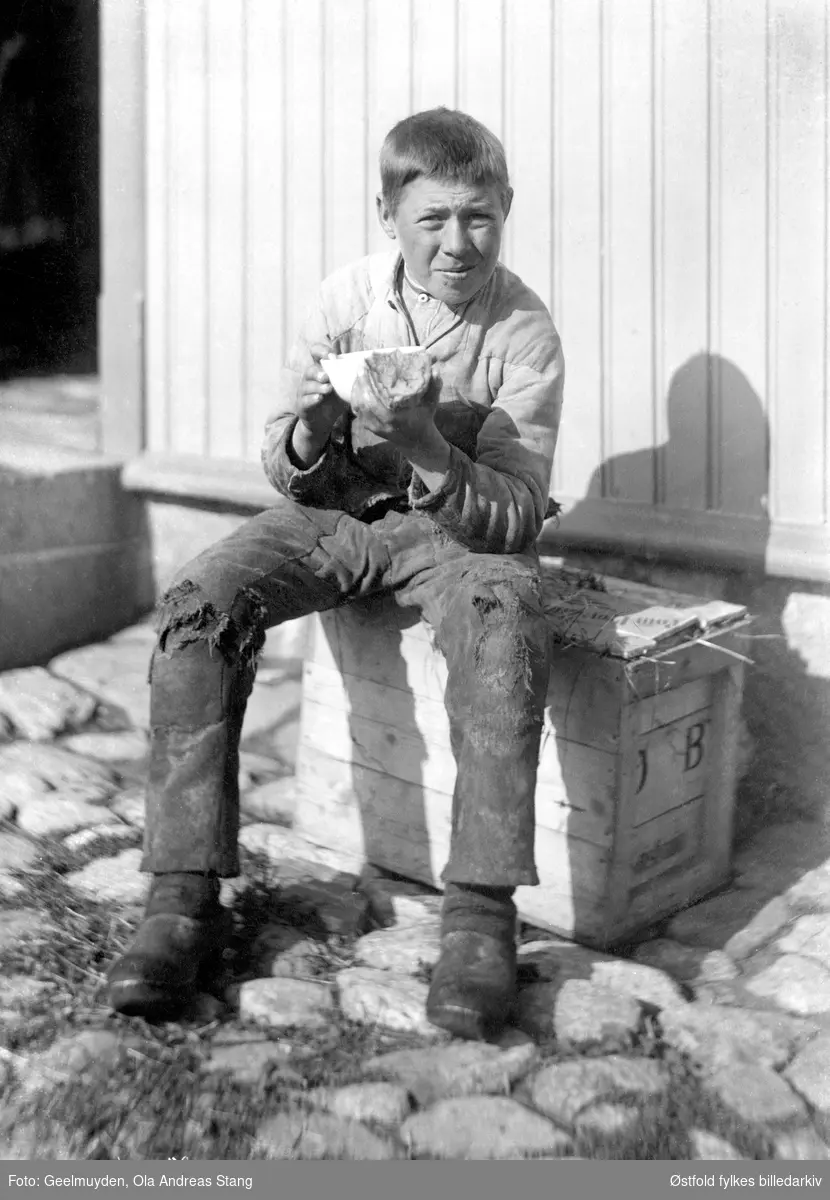 Arbeidspause, gutt med brødblings og spillkum, Halden 1889.