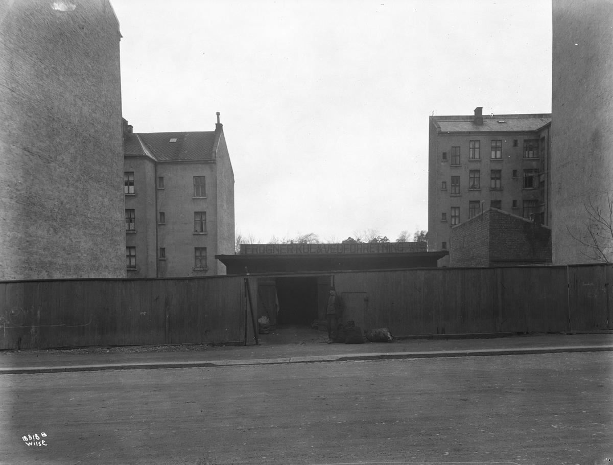 Brenselsutsalg mellom to bygårder, Erling Skjalgssons gate. Fotografert 1924.