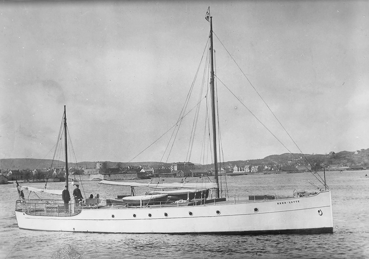 Menn ombord i motorseilbåt "Hexe-Lotte". Fotografert 1926