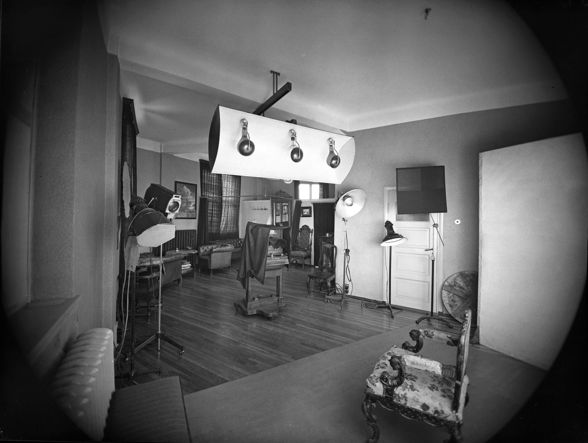 Fotoatelier med studiobelysning og interiør , ant. fra Wilses atelier. Fotografert 01.08.1940.