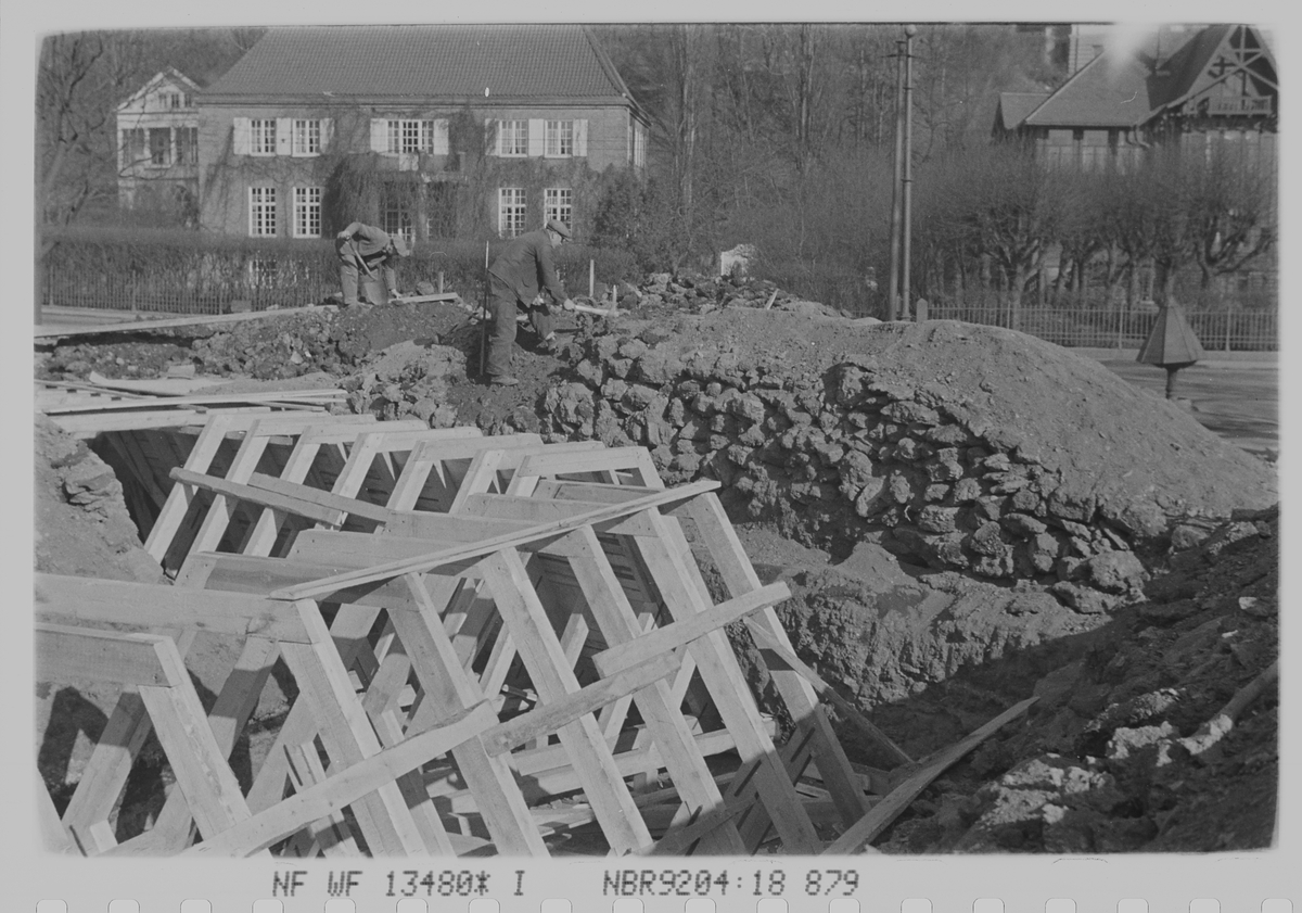 Arbeidere ved Skarpsnoparken i forbindelse med tilbluktsrom. Oslo. Fotografert 1940.