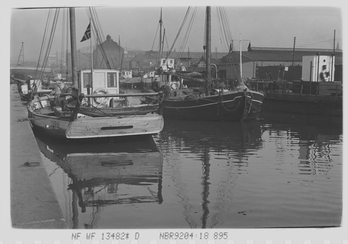 Fiskebåter i antatt Oslo havn. Fotografert 1940.