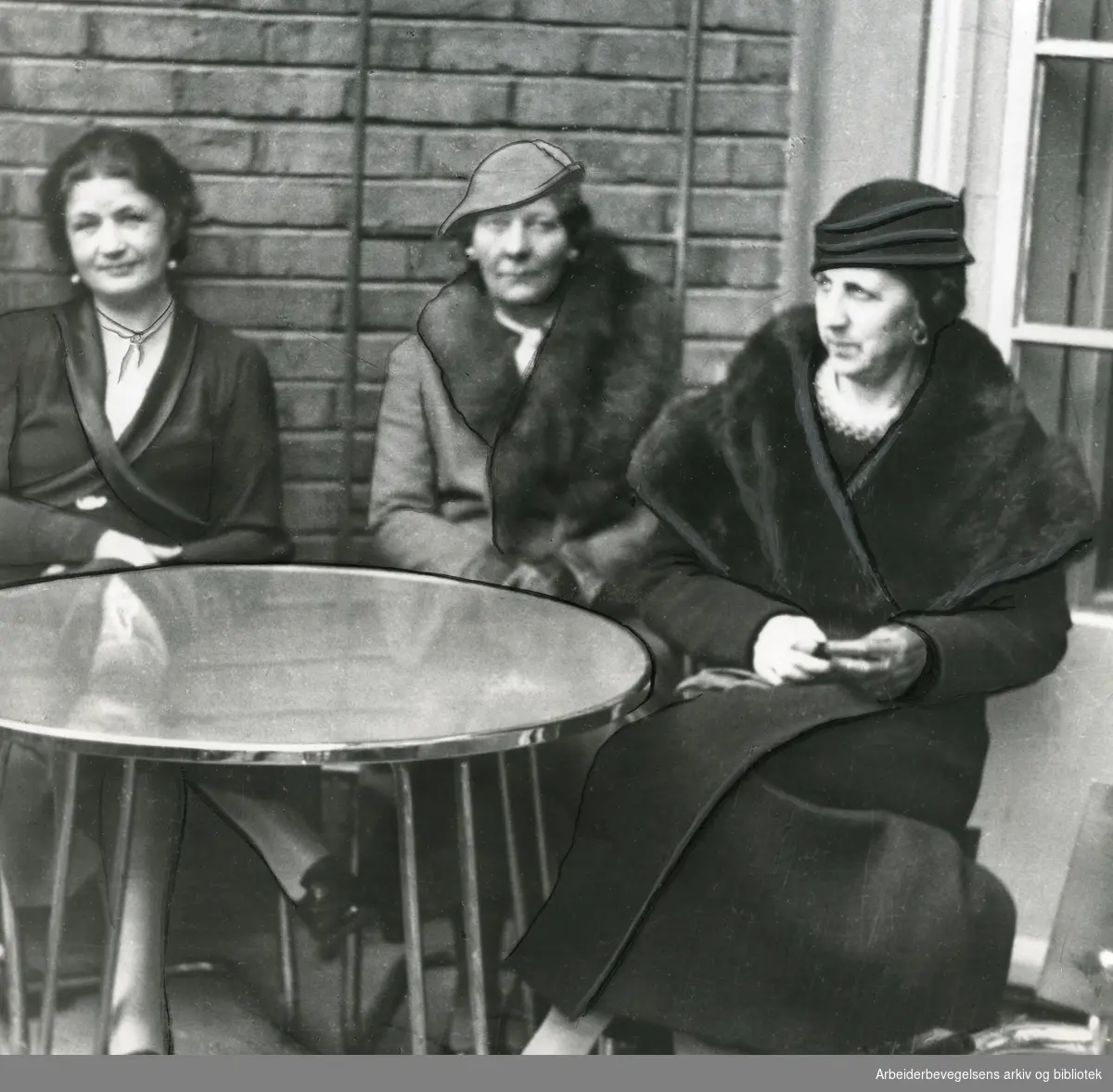 Fra venstre: Ragna Hagen, Sigrid Syvertsen og Helga Karlsen på Youngstorget, ca 1935.