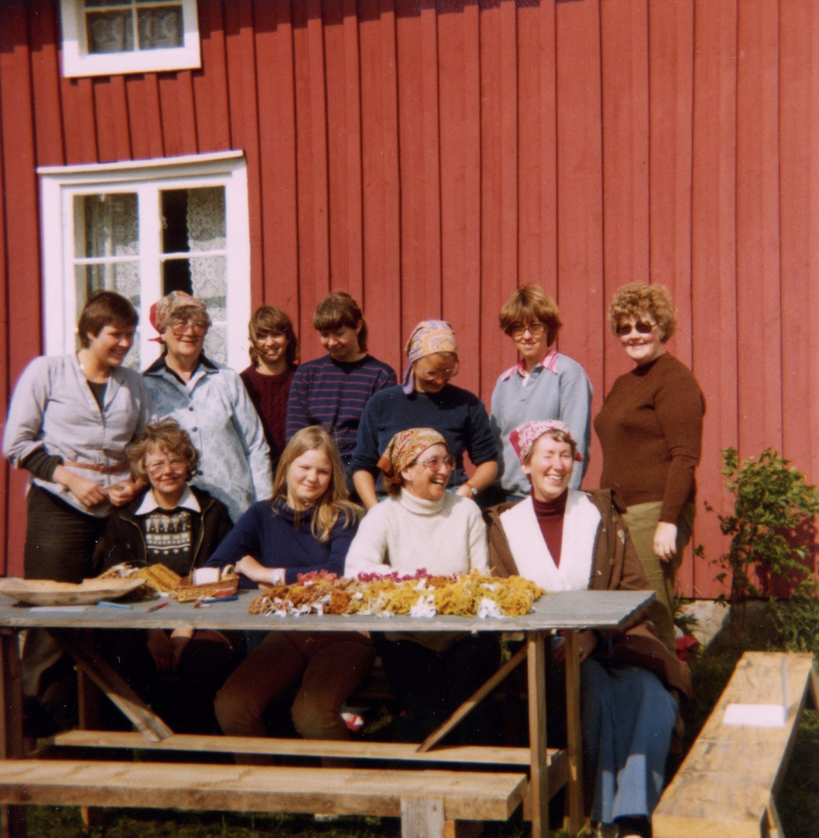 Växtfärgningskurs på Långåker 1:3 (Hembygdsgården) 1980-tal.
Sittande från vänster: 1. Ingegerd Benkel, 4. MajBritt Andersson. 
Stående från vänster: 1. Katarina Benkel, 2. Inez Gustafsson, 6. Agneta Johansson och 7. Birgitta Olsson. Övriga namn är okända.