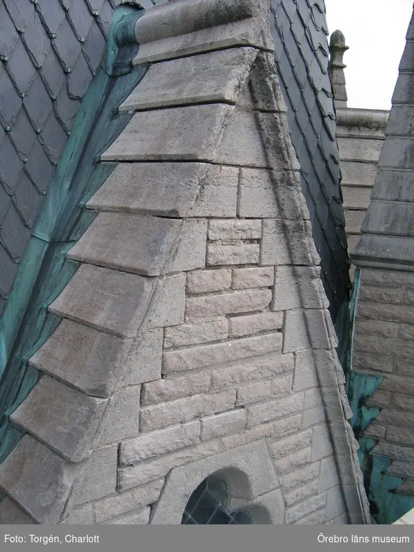 Renoveringsarbeten av tornfasader på Olaus Petri kyrka (Olaus Petri församling).
Fogarna har rensats från löst sittande bruk, östra tornet.
Dnr: 2008.230.065