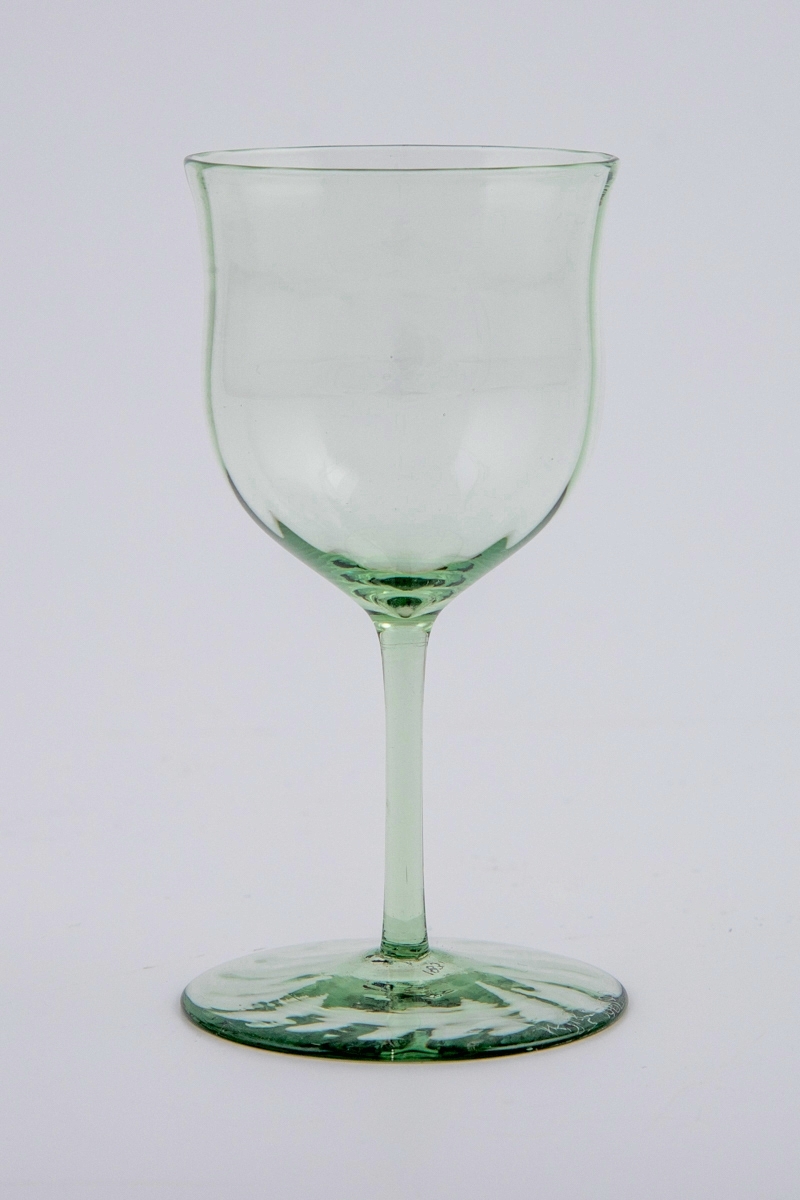 Vinglass i grønnfarget gjennomskinnelig glass med kalkformet kupa.