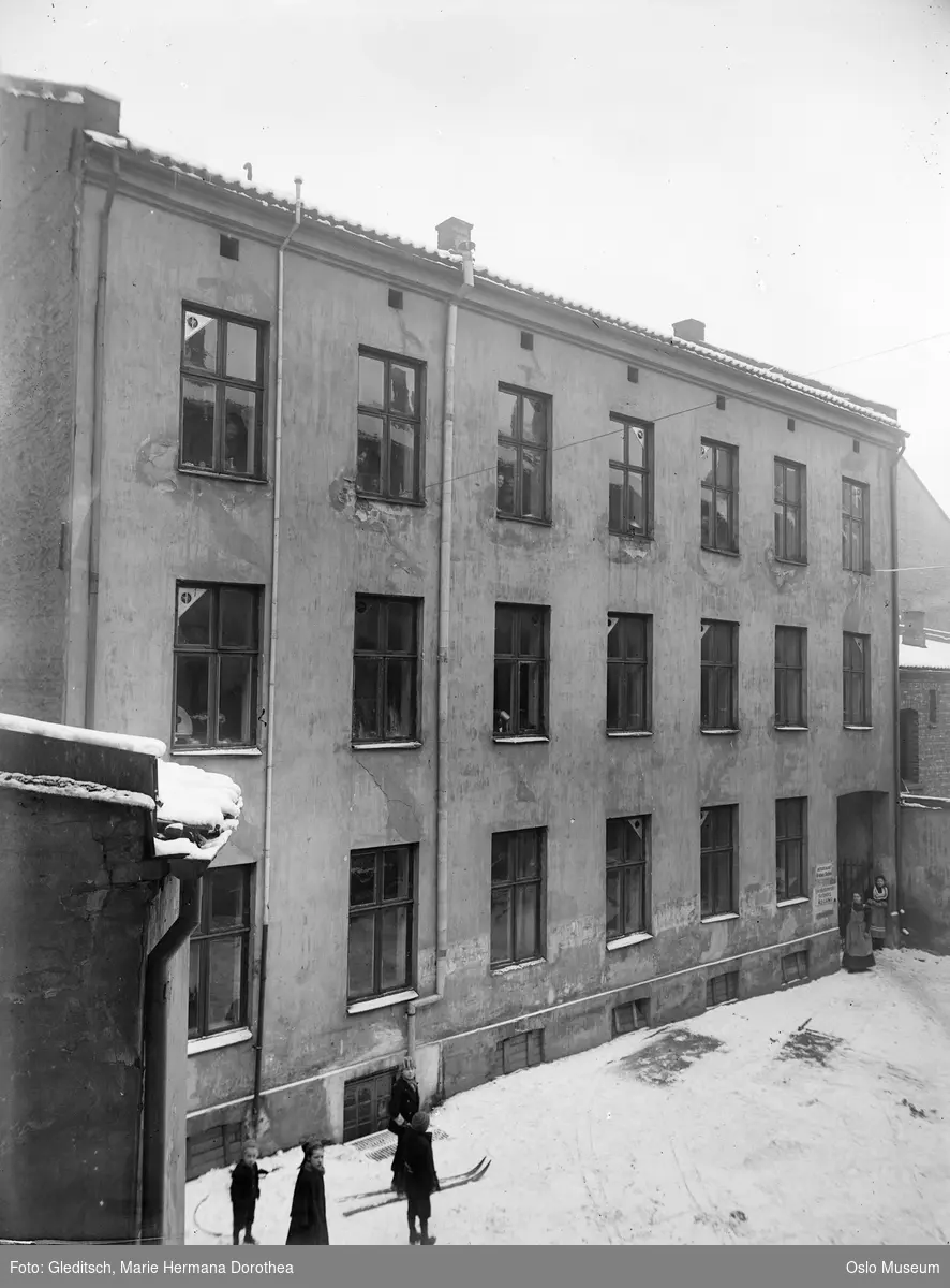Kristiania Skofabrik, fabrikkbygning, gårdsinteriør, kvinner